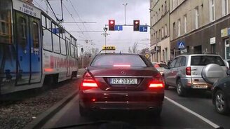 Ветер развернул светофор - смотреть видео (0:39)