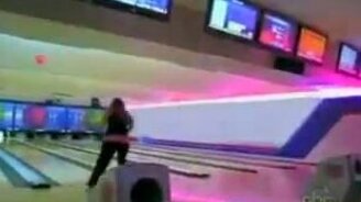 Блондинка в боулинге - смотреть видео (0:24)