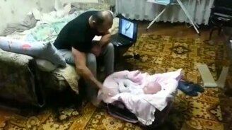 Кошка - защитница малыша - смотреть видео (0:32)