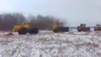 Кировцы тянут омёт сена - смотреть видео (0:52)