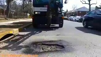 Быстрая заделка ямы на дороге - смотреть видео (1:09)