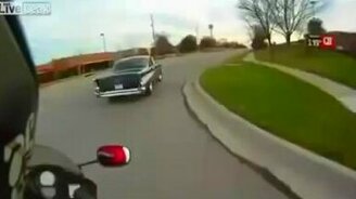 Такой шутки мотоциклист не ожидал - смотреть видео (0:56)