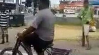 Мастер равновесия на дороге - смотреть видео (1:18)