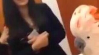 Попугай пародирует женщин - смотреть видео (0:15)