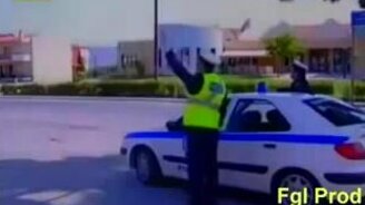 Неудачная попытка остановить мотоциклиста - смотреть видео (0:28)