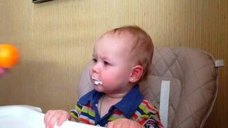 Находчивый отец кормит дочку - смотреть видео (0:49)