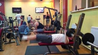 Оригинальное упражнение со штангой - смотреть видео (0:33)