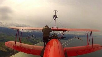 Экстремальная прогулка по крылу самолёта - смотреть видео (1:45)