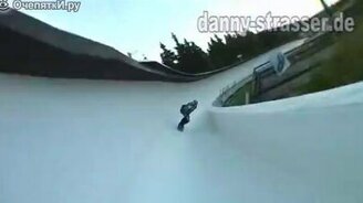 На лонгборде по бобслейной трассе - смотреть видео (3:11)