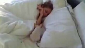 Подарок девушке в постель - смотреть видео (1:33)