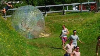 Бегом вниз от прозрачных шаров - смотреть видео (2:25)