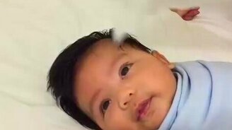 Как уложить малыша спать за 40 секунд - смотреть видео (0:42)