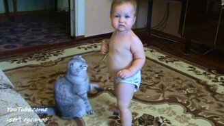 Кот и малыш играют - смотреть видео (2:14)