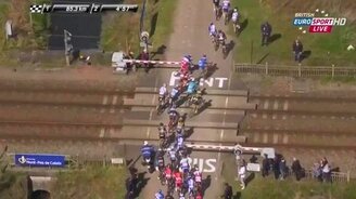 Гоночная трасса с дополнительным препятствием - смотреть видео (1:05)