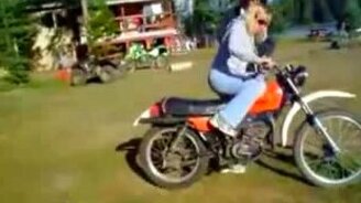 Девушка и мотоцикл - смотреть видео (0:11)