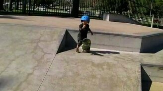 Маленький начинающий скейтер - смотреть видео (0:56)