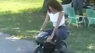 Падение на мини мотоцикле - смотреть видео (0:20)