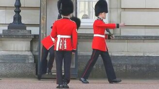 Конфуз английского постового - смотреть видео (0:58)