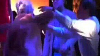 Драка моделей - смотреть видео (1:20)