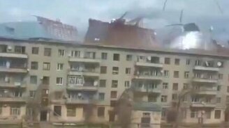 Крышу снесло ветром - смотреть видео (1:32)