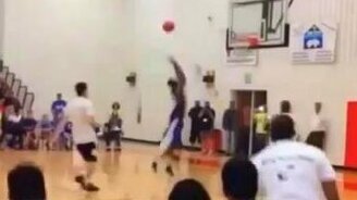 Хитрый гол в баскетболе - смотреть видео (0:25)