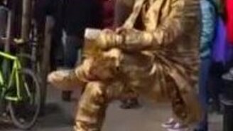 Трюк бронзовой статуи - смотреть видео (0:21)