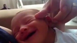 Искреннее счастье младенца - смотреть видео (0:35)