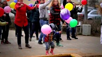 Мальчик с шариками - смотреть видео (0:27)