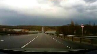 С горы задом летит автокран - смотреть видео (0:46)