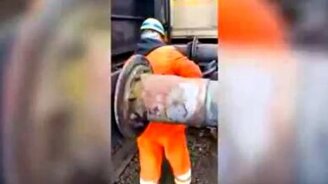 Экстремальная сцепка вагонов - смотреть видео (0:42)