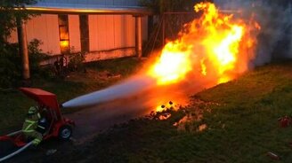 Огнемёт против брандспойта - смотреть видео (0:13)