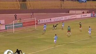 Вратарь сам себе гол забил - смотреть видео (0:58)