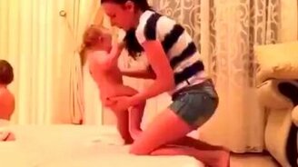 Мама и два близнеца - смотреть видео (0:30)