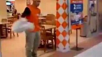 Работник пиццы жонглёр - смотреть видео (1:08)