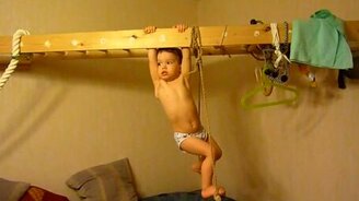 Ребёнок на рукоходе - смотреть видео (2:09)