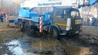 Эвакуатор вытягивает КамАЗ - смотреть видео (2:05)