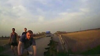 На глазах обрушается мост под машиной - смотреть видео (2:45)