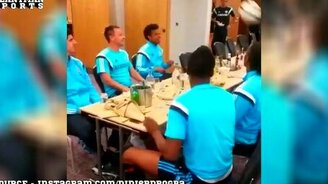 Разминка перед обедом у футболистов - смотреть видео (0:45)