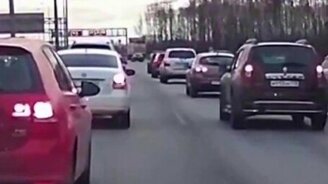 Поединок с одиноким колесом на шоссе - смотреть видео (1:08)