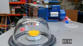 Крутящийся волчок в вакууме - смотреть видео (1:59)