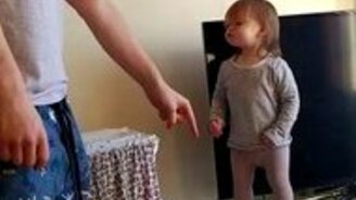 Скандал отца и дочки - смотреть видео (0:37)