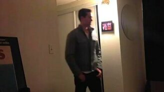 Кот встречает хозяина - смотреть видео (0:25)