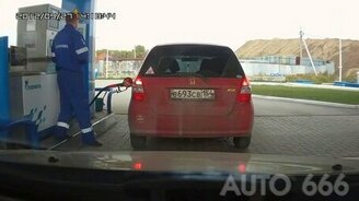 Женщины на АЗС - смотреть видео (5:17)