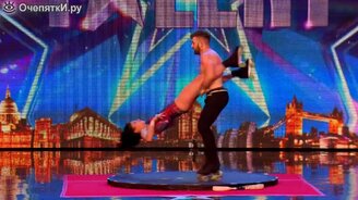 Трюки на роликах от брата с сестрой - смотреть видео (2:17)