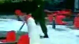 Как моют полы пожарные - смотреть видео (1:07)