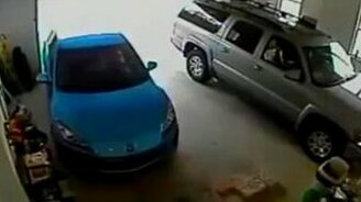 Трудный выезд из гаража - смотреть видео (1:32)