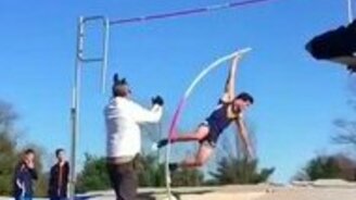 Оригинально метнул шест - смотреть видео (0:30)