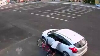 Нелепое столкновение на стоянке - смотреть видео (0:30)