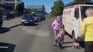 Недоразвитые мамаши на дороге - смотреть видео (3:35)