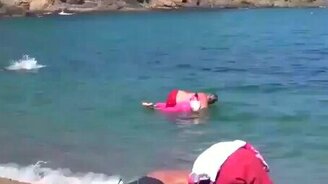 Укрощение надувного динозавра - смотреть видео (1:00)